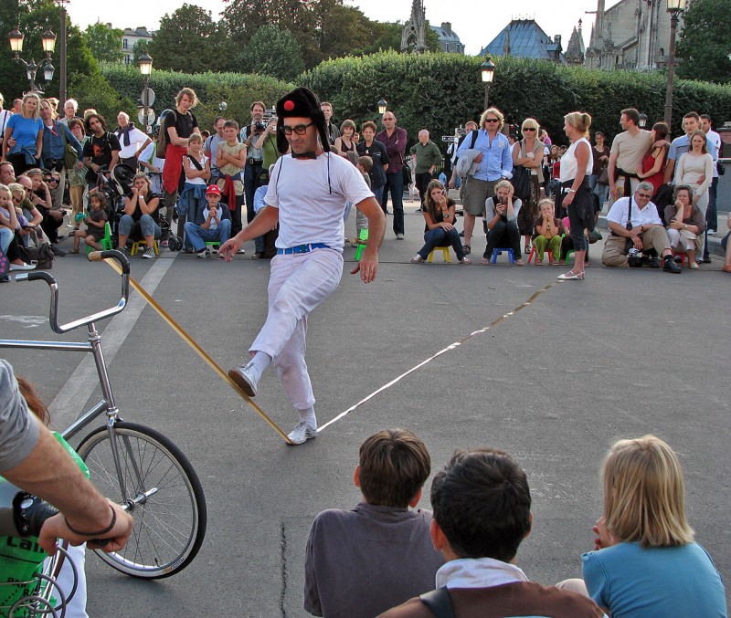 paris street performer