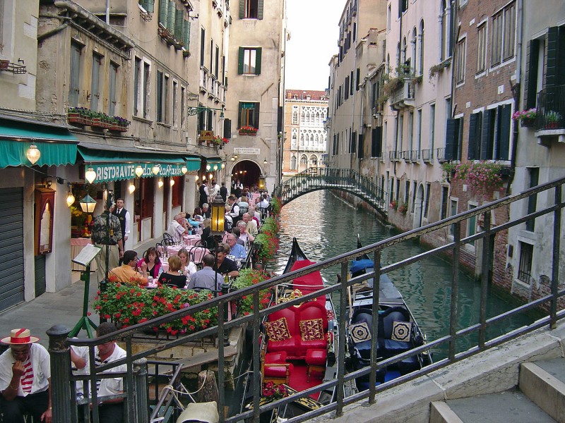 gondola italian restaurant venice italy
