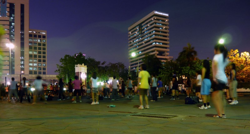 evening aerobics in lumpini park bangkok thailand