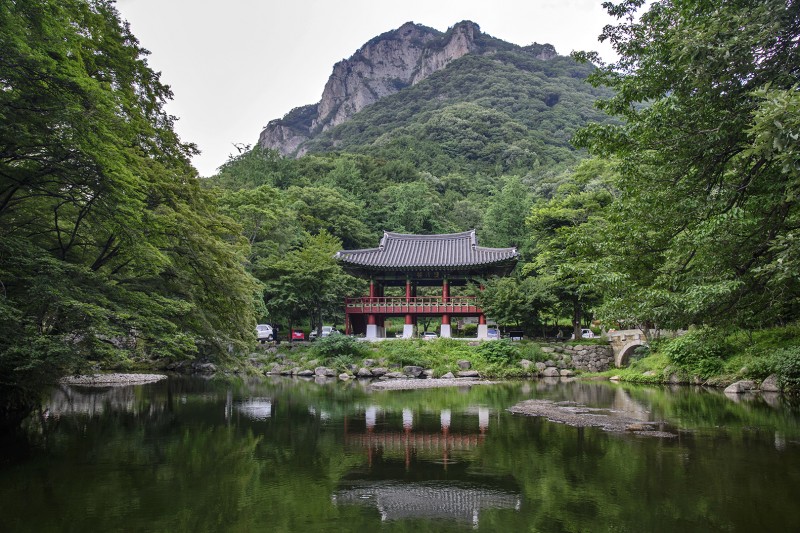 baekyangsa naejangsan national park pond pavilion