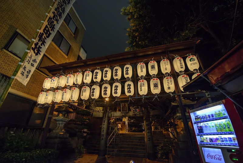 Kushida-jinja 櫛田神社 lanterns vending machine night