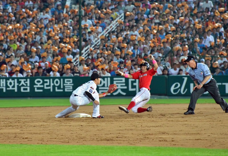 wyrens lotte giants slides steal safe call stolen base sk wyverns