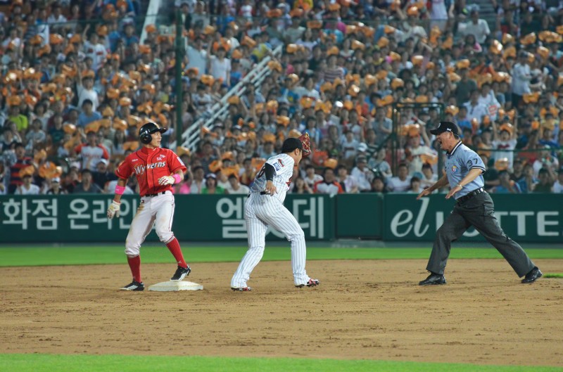 137_2119wyrens lotte giants safe call stolen base