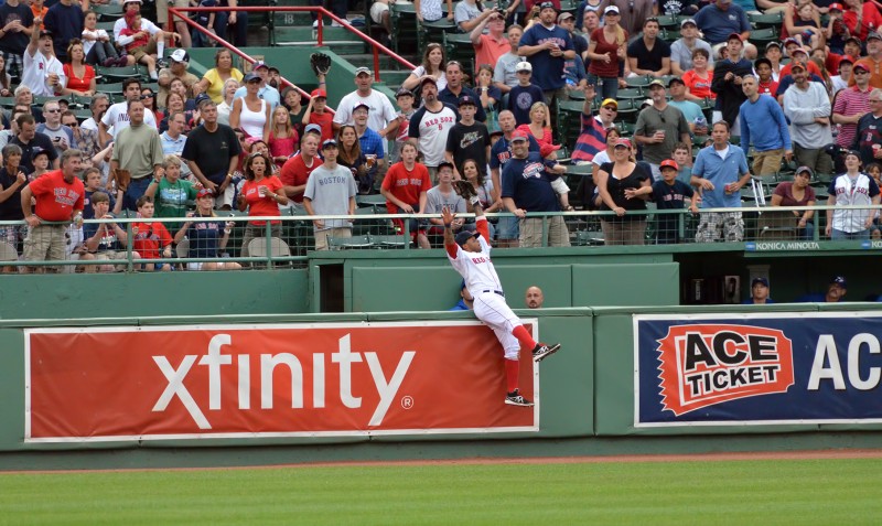 Darnell McDonald takes away a home run from Kelly Johnson boston red sox fenway park