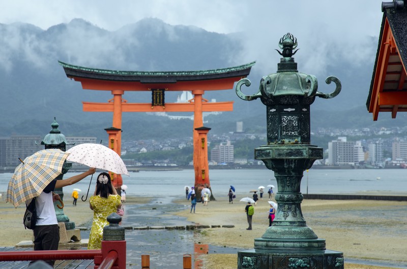 miyajima low tide rain 厳島 itsukushima 宮島 japan 厳島神社 shrine torii hiroshima umbrella rain stone lantern wet
