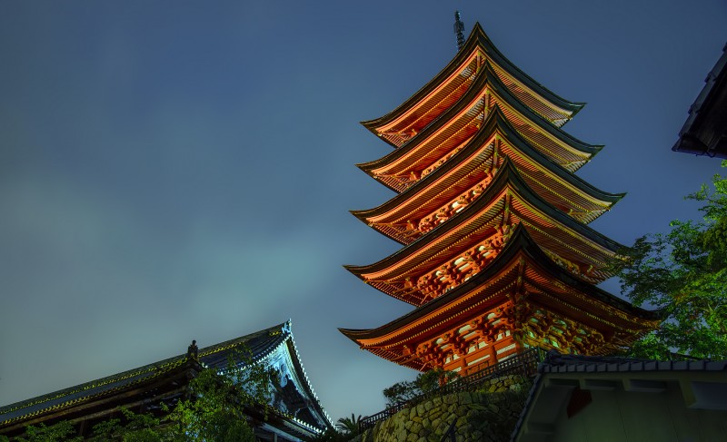 Senjokaku 千畳閣 5-story pagoda 五重塔 at night in rain