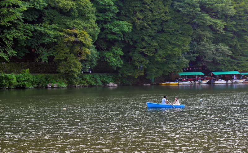 couple in boat arashiyama oi river