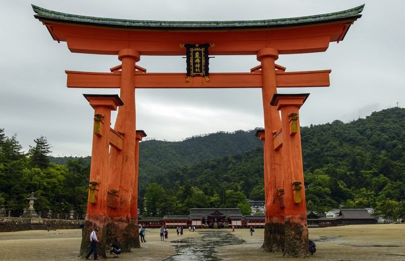 miyajima low tide torii hiroshima 