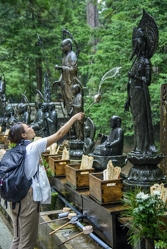 okunoin water statues gods throw splash koyasan