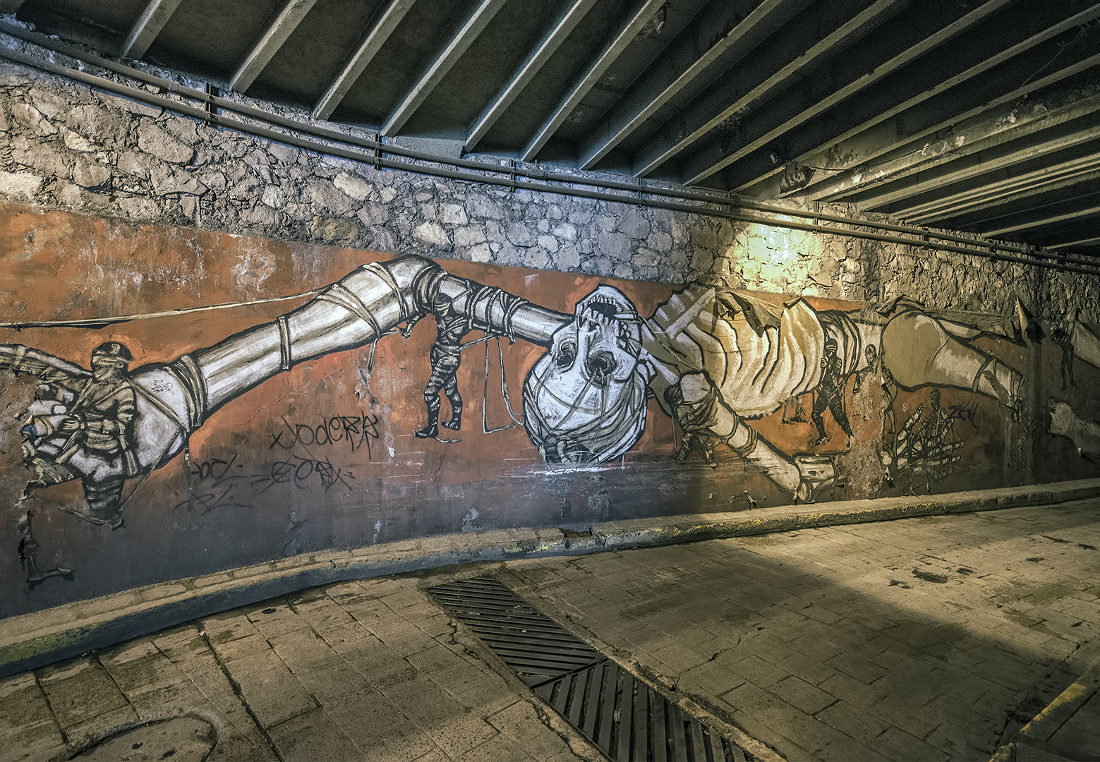 guanajuato tunnel graffiti skeleton
