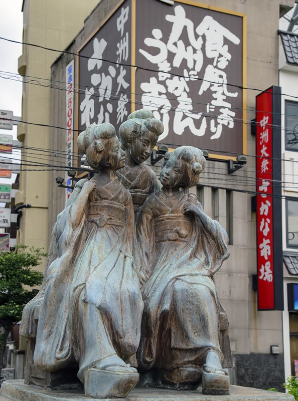 Sannin Maiko (三人舞妓) statue (Fukuoka, Japan)