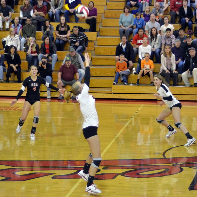 Angela Spieker Angela Spieker sou volleyball