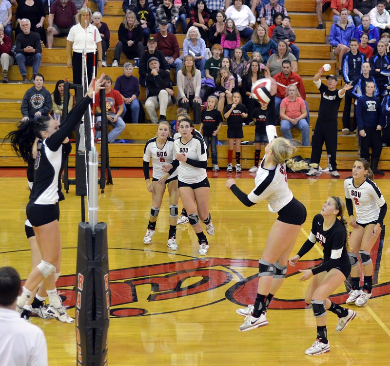 sarah holgen spikes it for sou