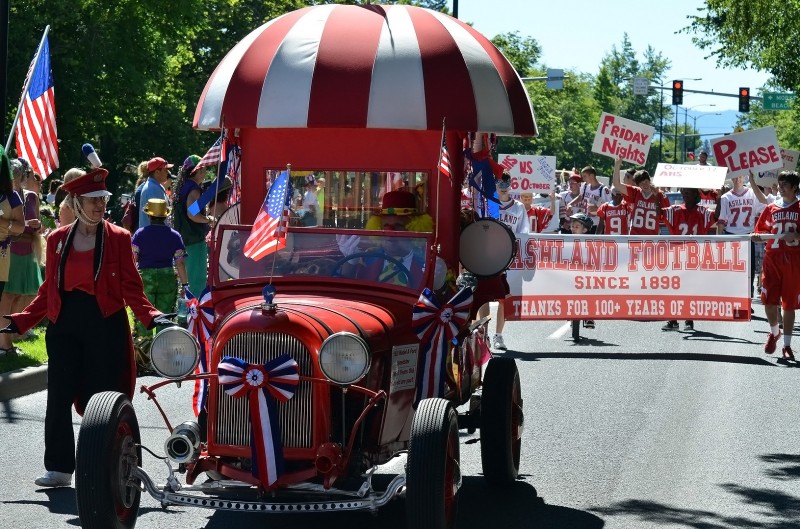 ashland high school football team 4th of July parade clown parade