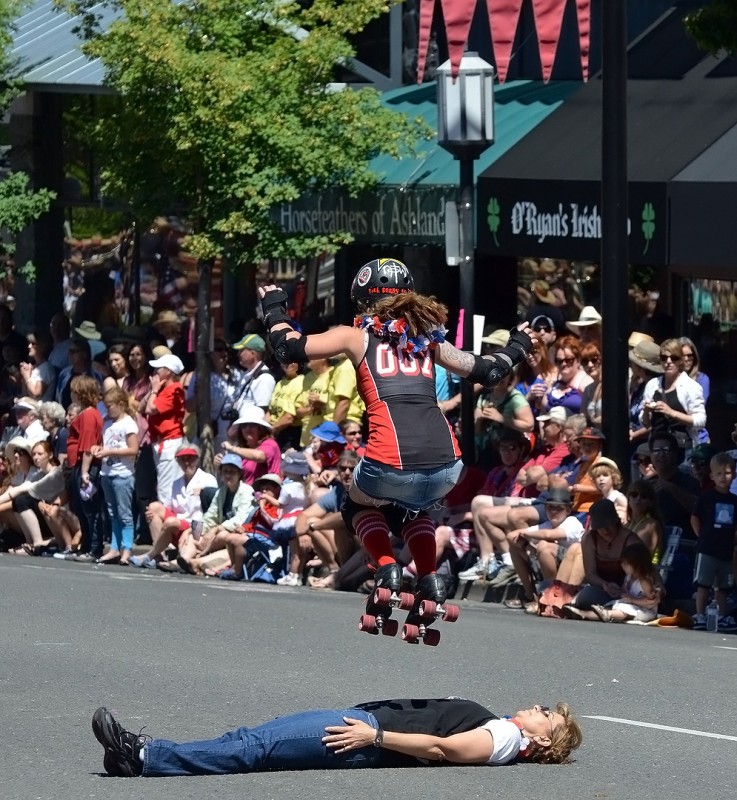 roller derby ashland 4th of July parade Southern Oregon Rollergirls roller girls rogue valley