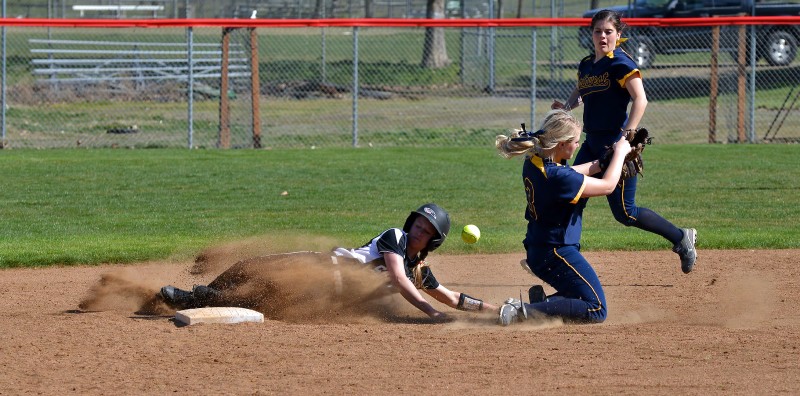 Kara Kelsey SOU softball stolen base