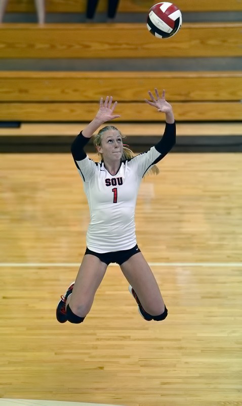 Lauren McGowne SOU VB photo by al case ashland daily photo