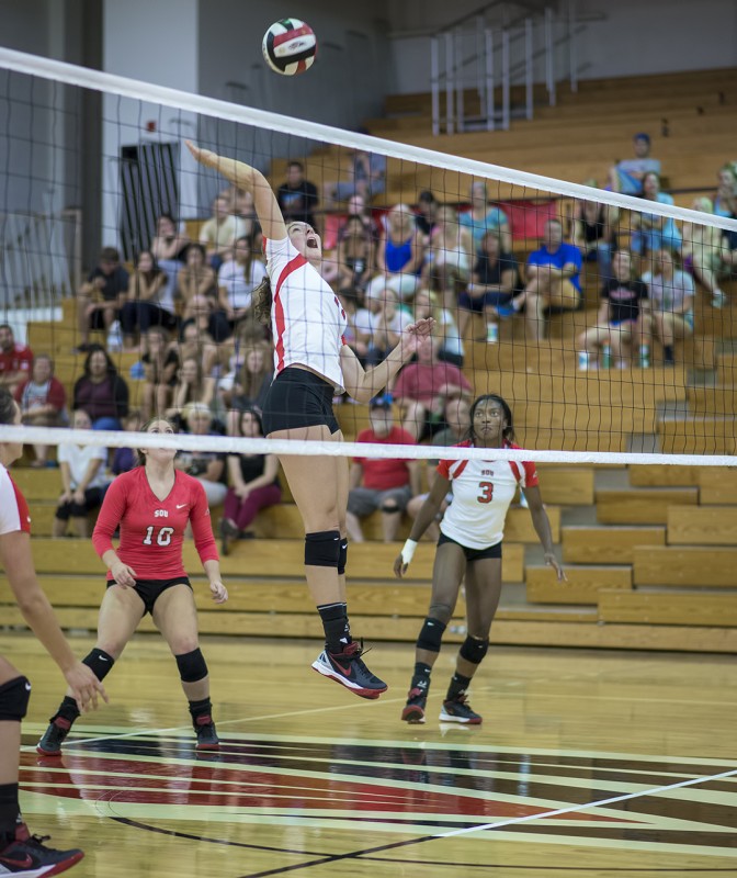 SOU volleyball - Brookelynn Cole, Emma Gasman, and Motade Atanda southern oregon university ashland daily photo al case
