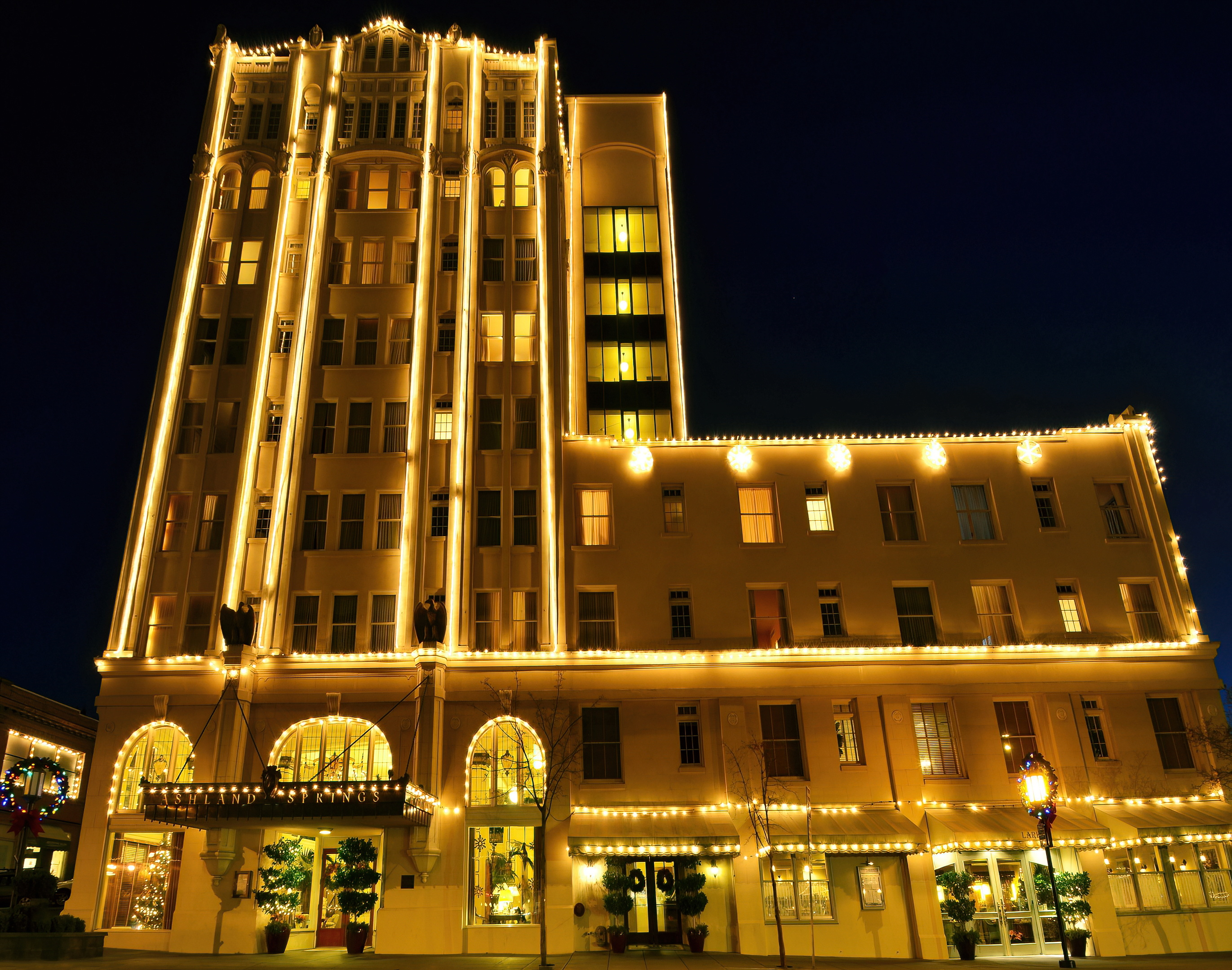 ashland springs hotel holiday lights topaz denoise ai-low-light