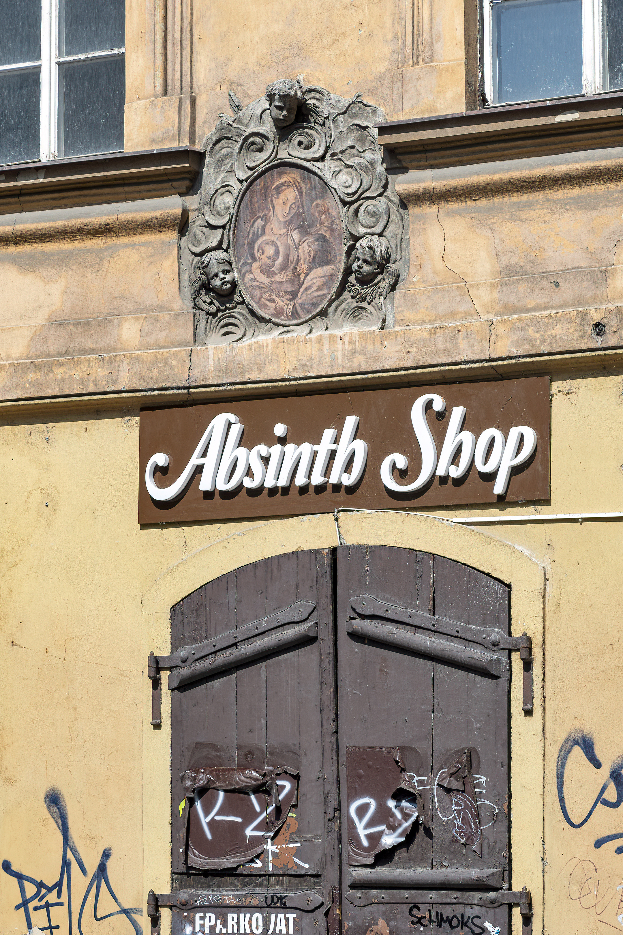 absinth shop prague-DeNoiseAI-clear