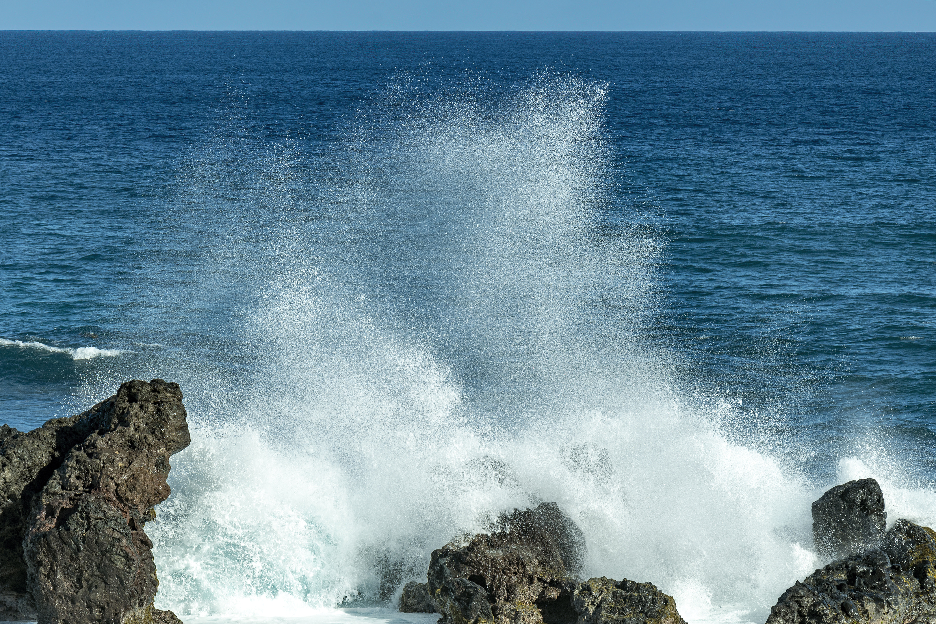 Ho’okipa maui hawaii waves splash rocks